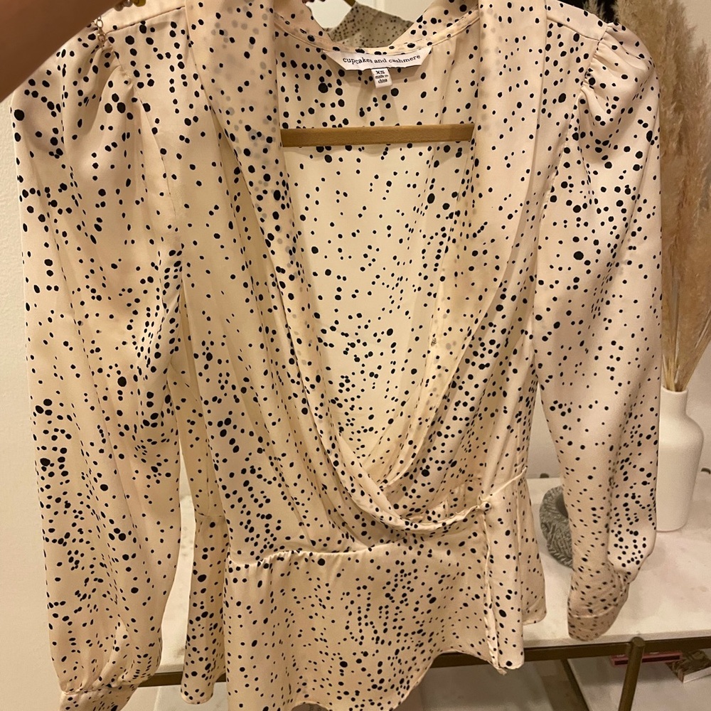 CUPCAKES & CASHMERE XS polka dot silk blouse